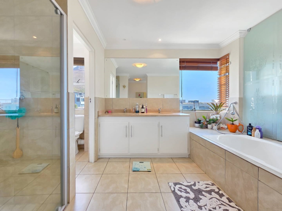 3 Bedroom Property for Sale in Sea Point Western Cape